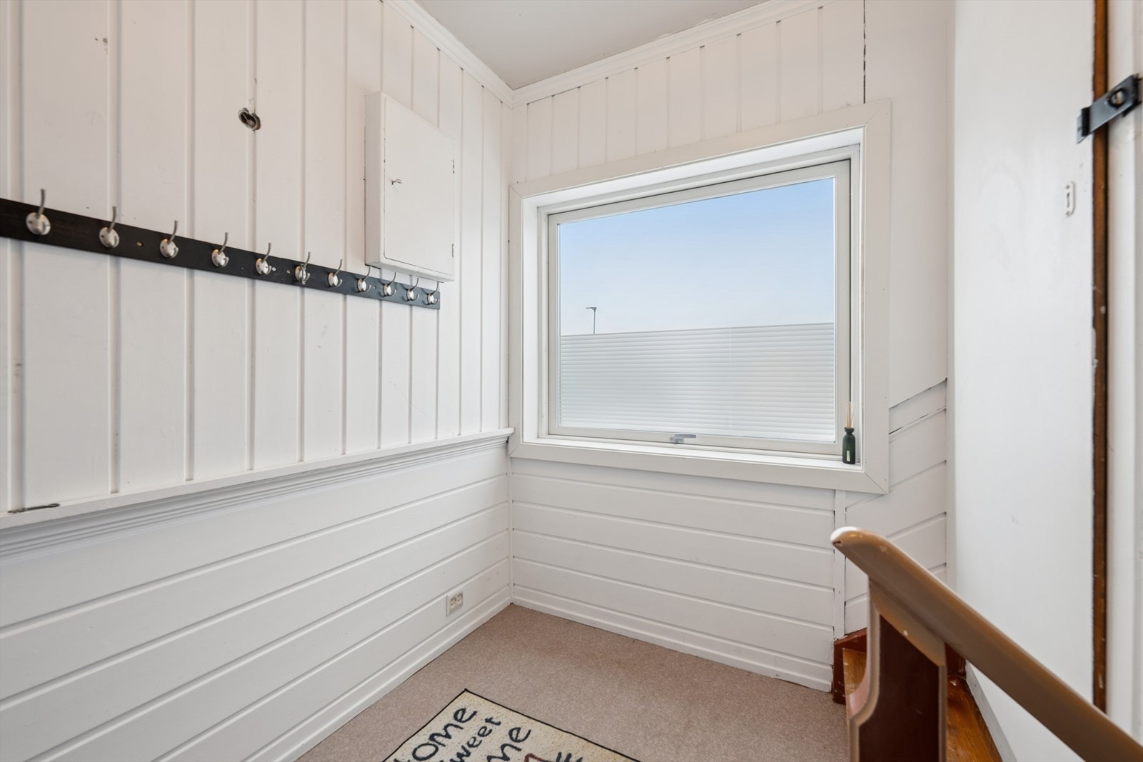 Plass til jakker og skotøy i trappegangen i 2. etasje Galleribilde