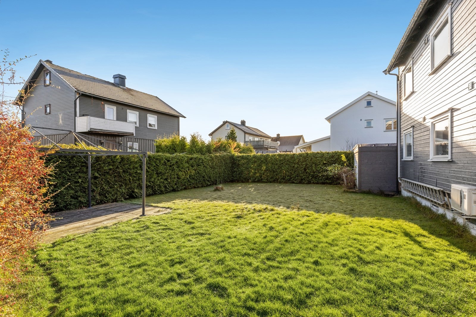 Hageparsellen på baksiden av huset følger seksjonen iht. avtale mellom seksjonseierne Galleribilde