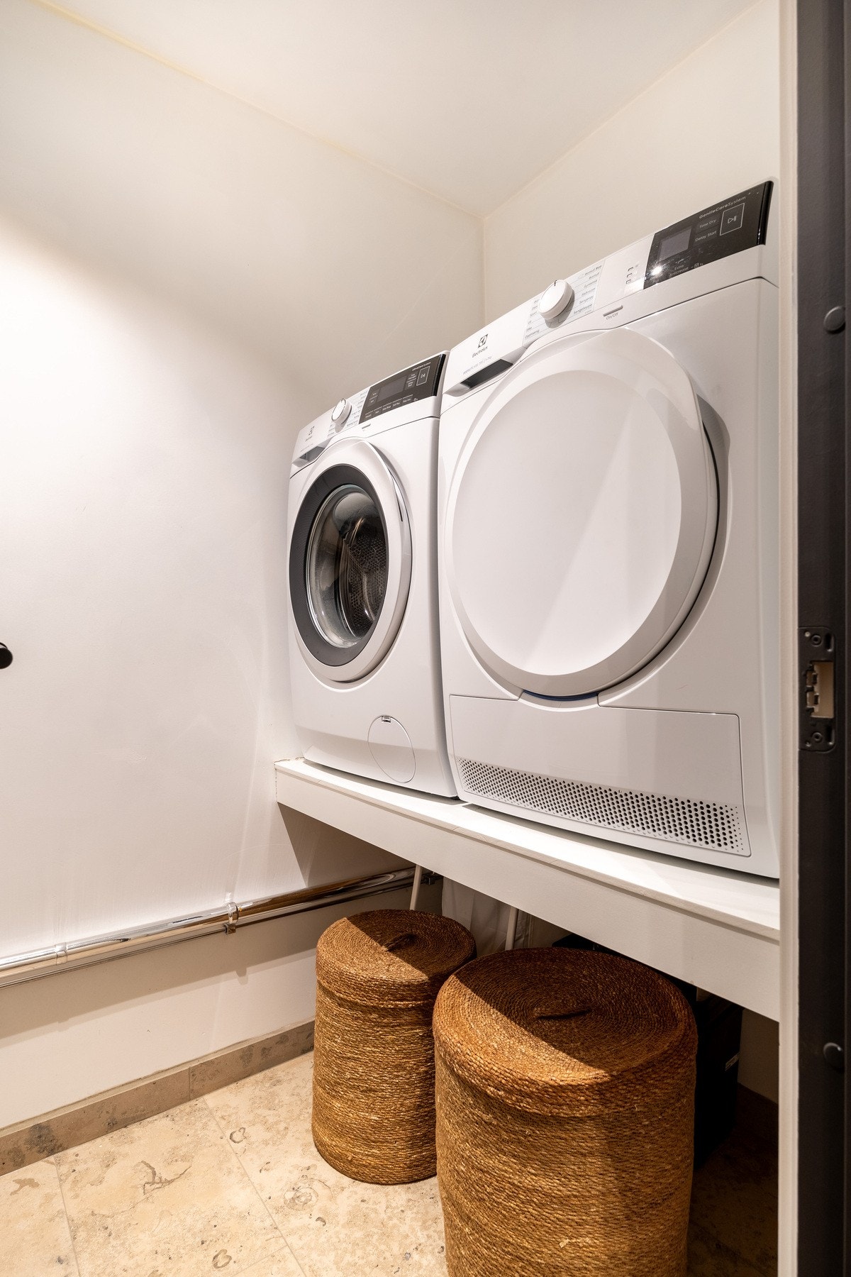 Praktisk vaskerom med opplegg og plass for både vaskemaskin og tørketrommel. Galleribilde