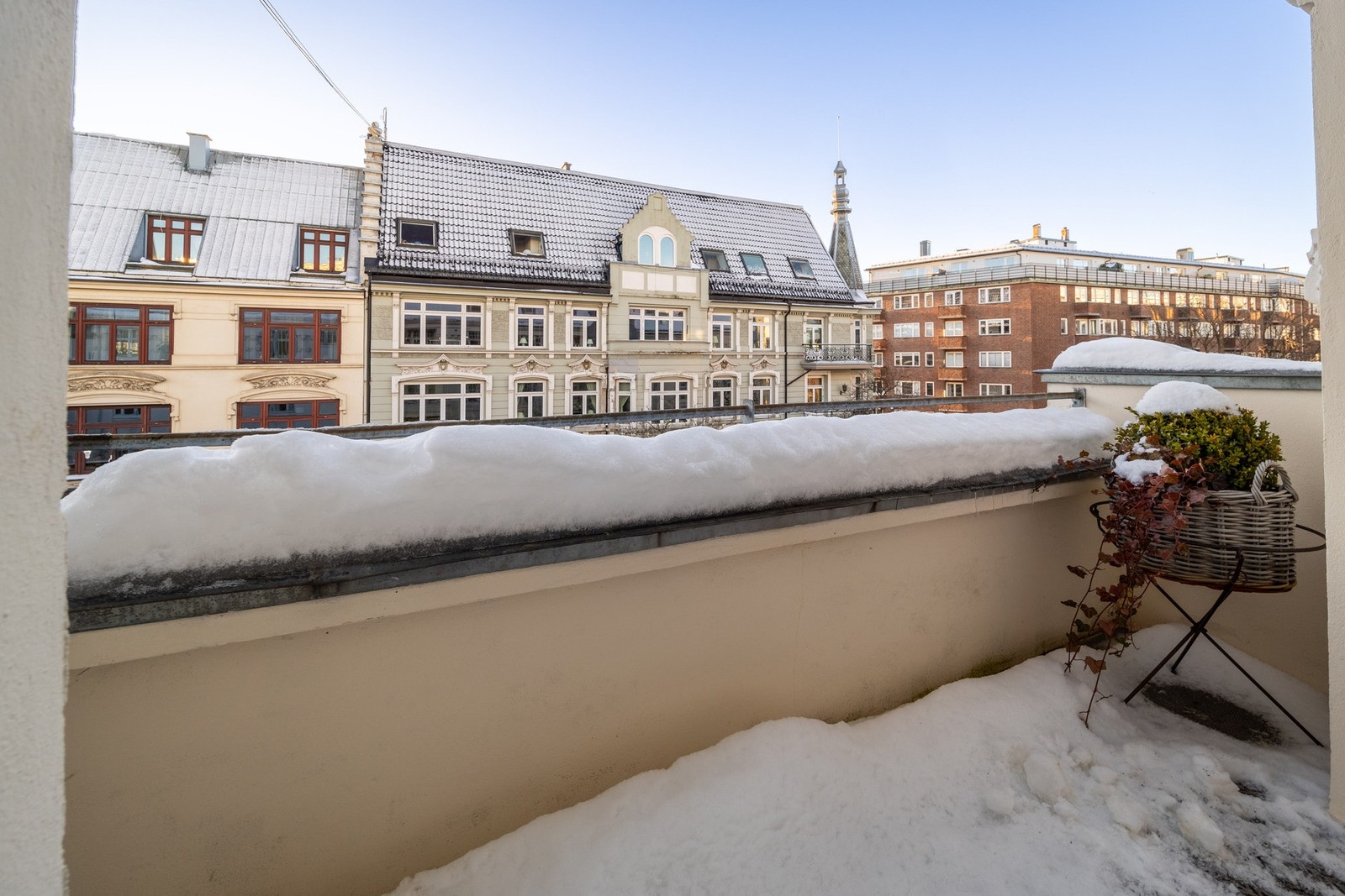 Balkongen har utgang fra kjøkkenet og måler ca. 4 kvm. Galleribilde