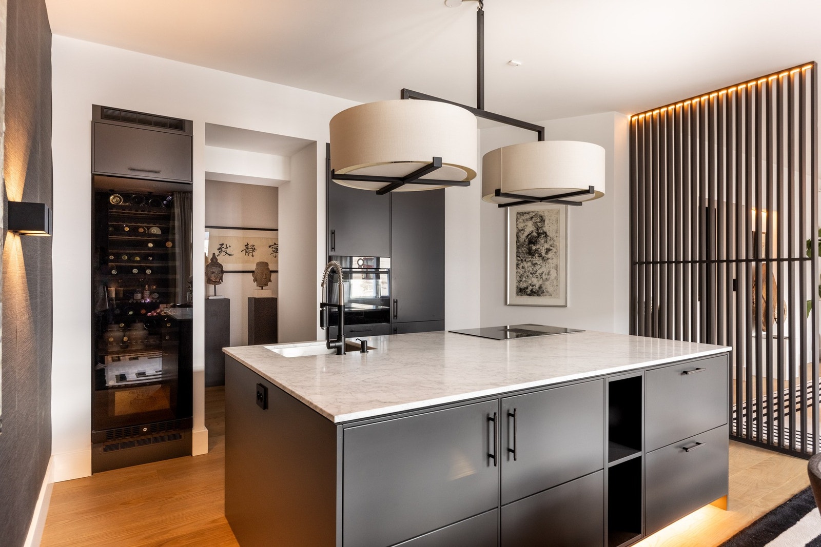 Kjøkkenet har følgende hvitevarer: Franke Box underlimt stålvask, Fima etthåndsarmatur med dusjfunksjon, integrert Bosch oppvaskmaskin og stekeovn, induksjon koketopp AEG med ventilator og integrert AEG kombiskap - kjøl/frys. Galleribilde