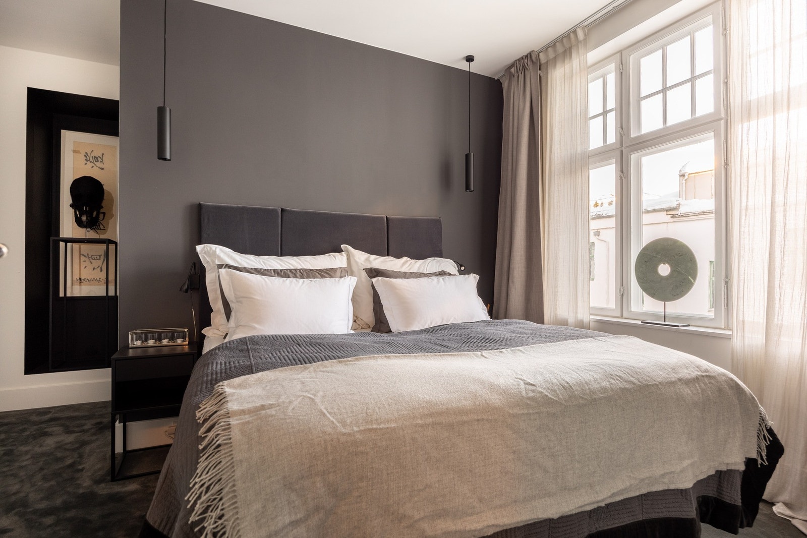 Det er god plass til dobbeltseng, nattbord, garderobeskap og eventuelt annet ønsket møblement. Galleribilde