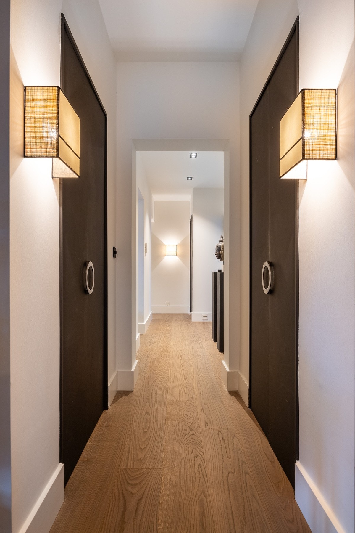 De to store garderobene rommer rikelig av plass for yttertøy og sko. Galleribilde