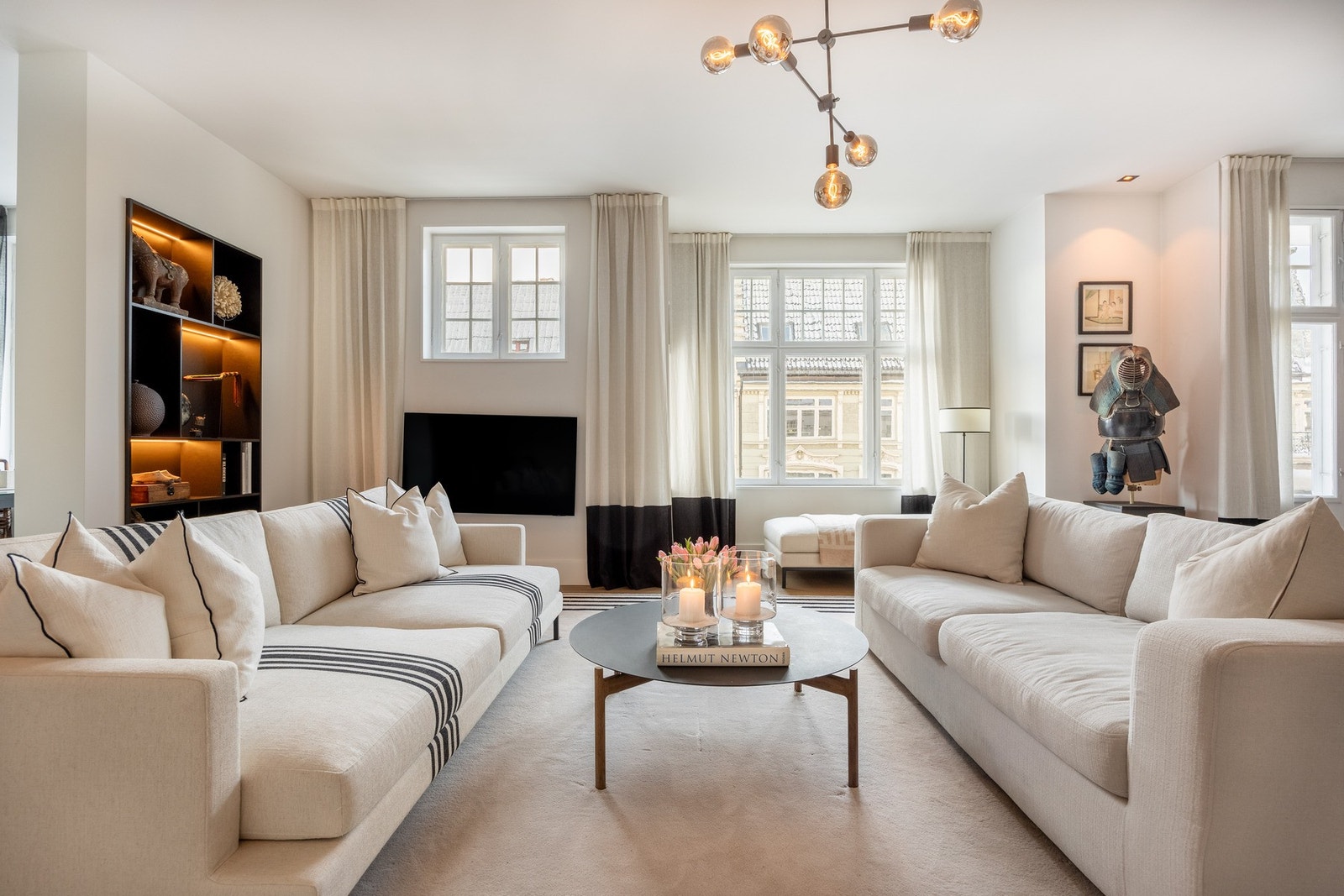 Leiligheten er lys og innbydende med store vindusflater. Galleribilde