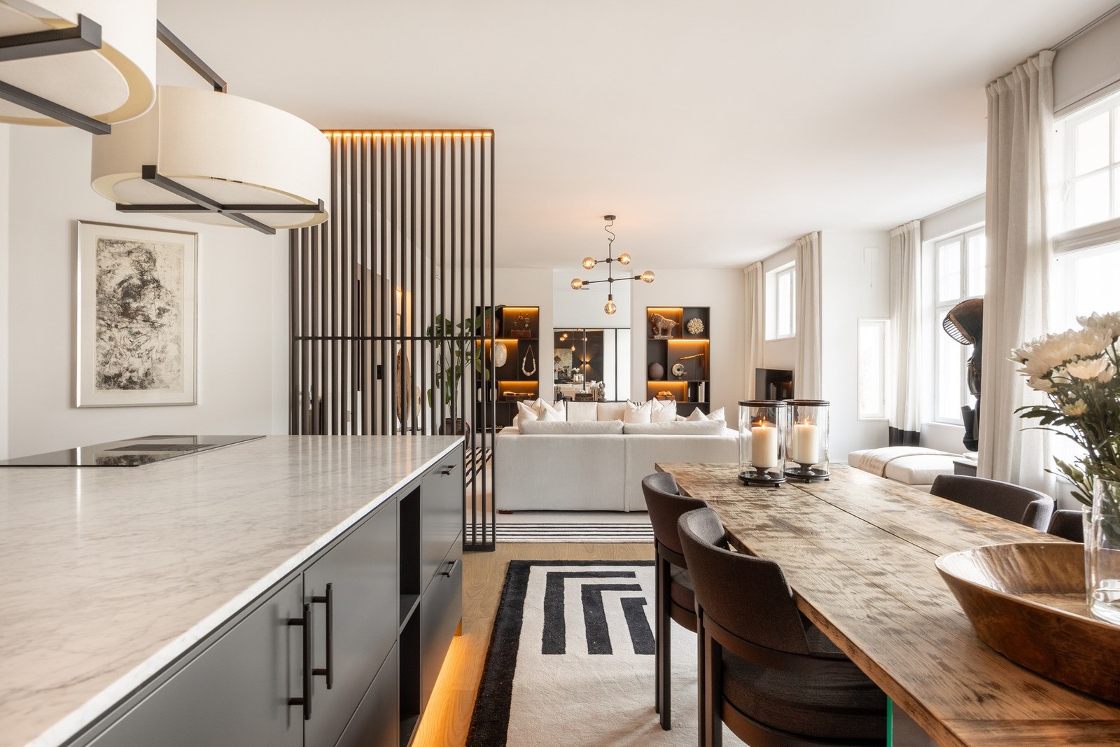 Stuen/spisestuen er et lyst og lekkert oppholdsrom med store vindusflater som slipper inn rikelig med naturlig lys. Galleribilde