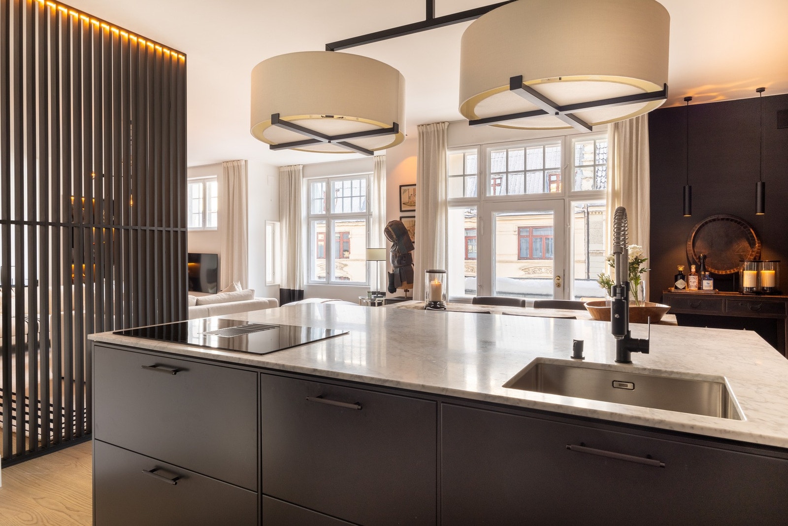 Kjøkkenet har en fin kombinasjon av skap- og benkeplass for både oppbevaring og matlaging. God dybde på kjøkkenøyen gir fine arbeidsforhold. Galleribilde