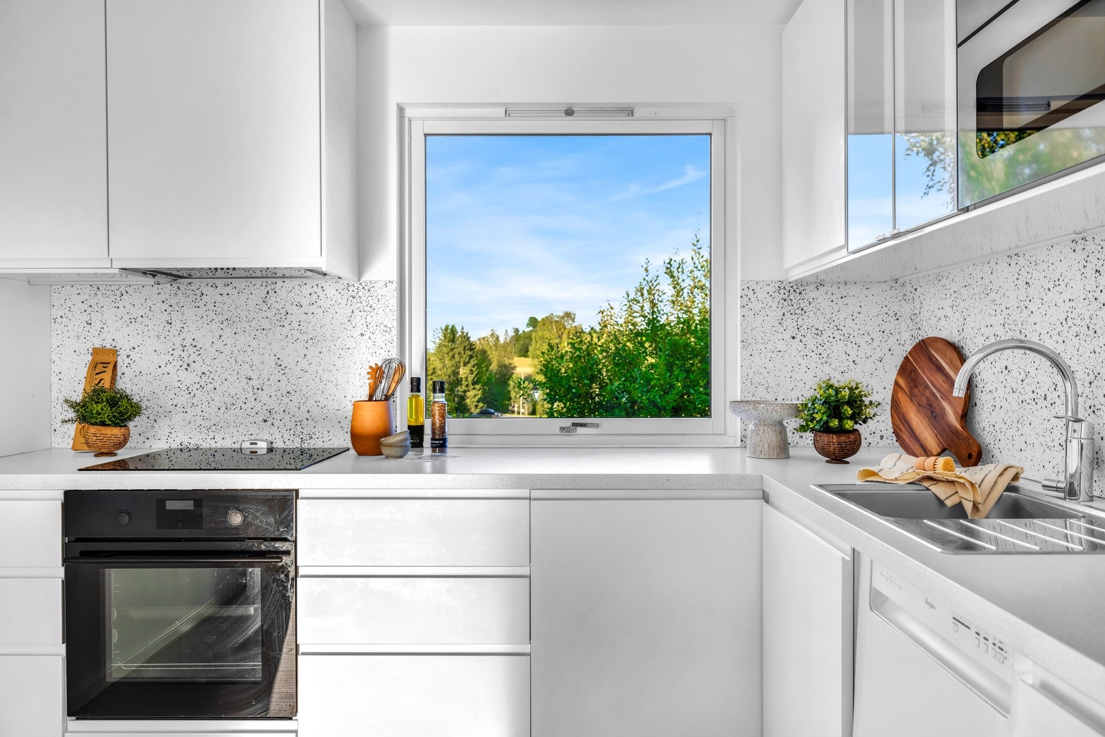 Kjøkkenet er utstyrt med dels integrerte hvitevarer ? inkludert mikrobølgeovn. Galleribilde