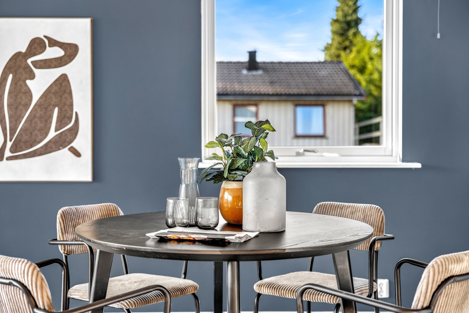 Stuen er naturlig inndelt i ulike brukssoner, og det passer utmerket å innrede med spisebord utenfor kjøkkenet. Galleribilde