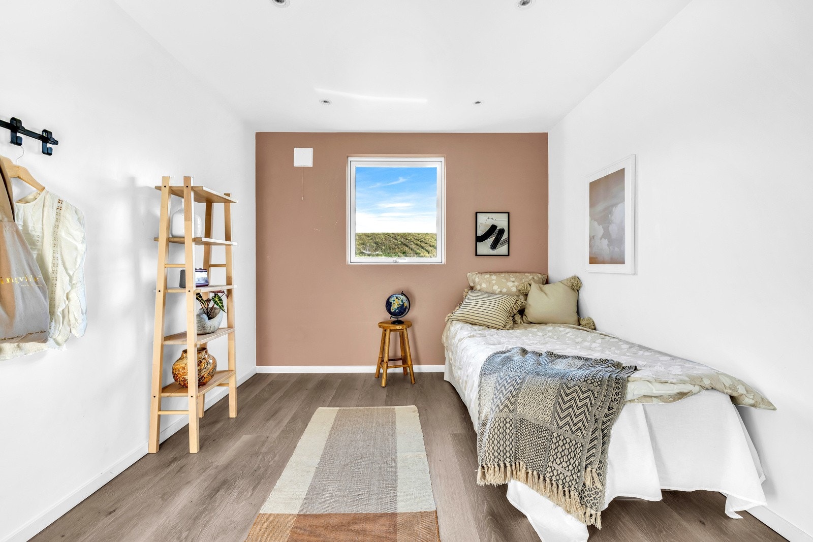 Boligen har tre stilfulle soverom ? ett i første etasje og to i underetasjen. Galleribilde