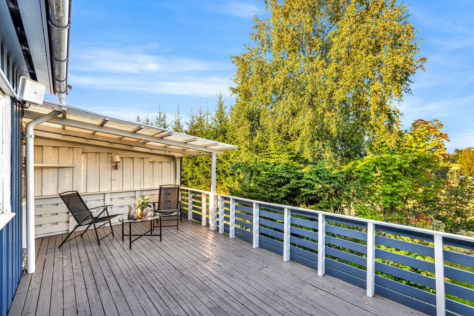 Hovedsoverommet har utgang til en nordøstvendt og delvis innebygd terrasse på ca. 17,6 kvm. Galleribilde