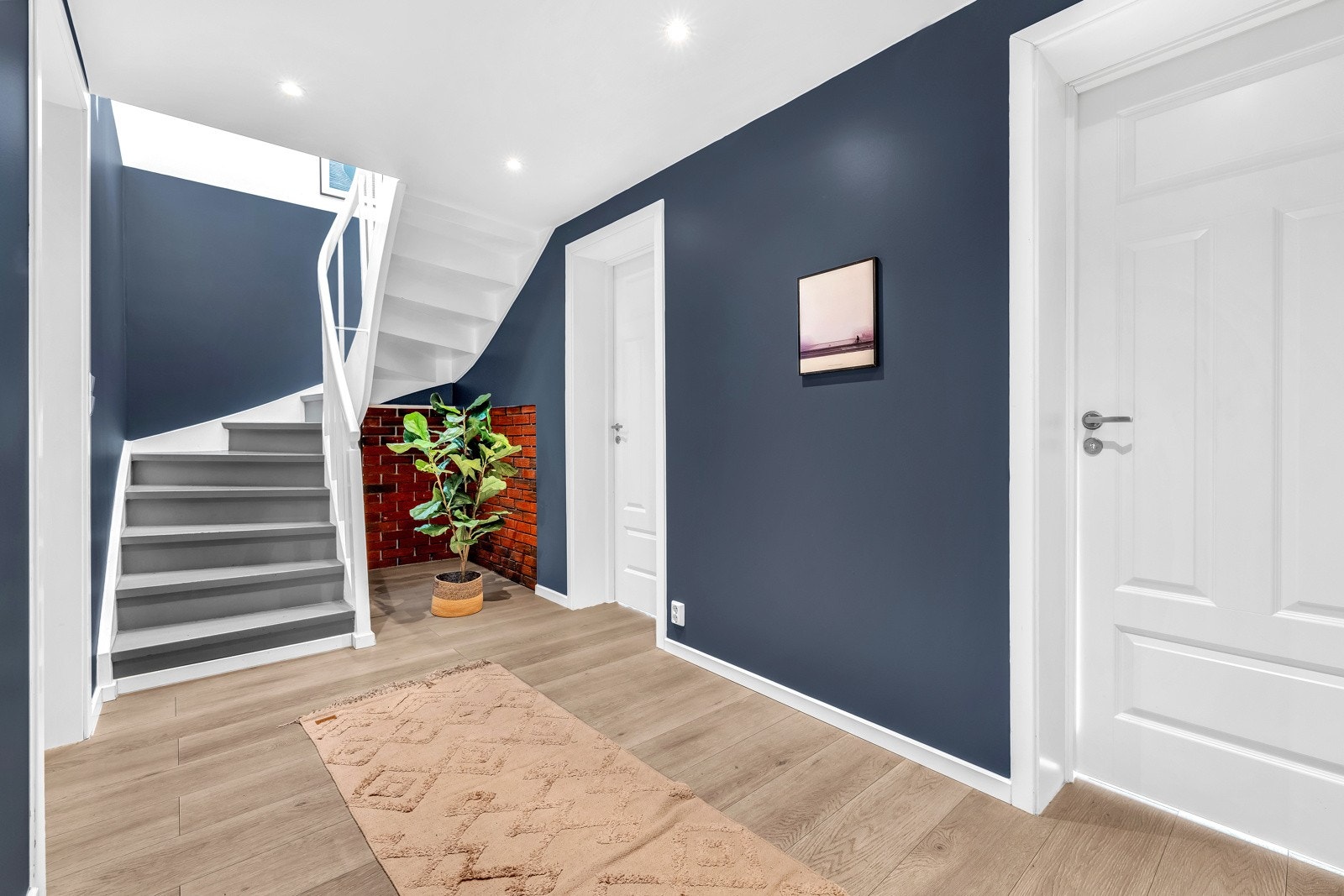 Entreen ligger i tilknytning til en innbydende gang med downlights og varmekabler. Galleribilde