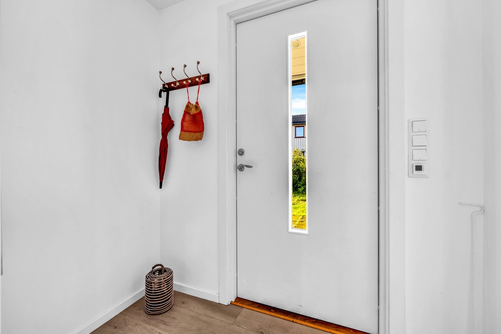 Vel inne ønskes man velkommen av en entré med gulvvarme, og alle rom er innredet med 1-stavs laminatgulv fra 2016. Galleribilde