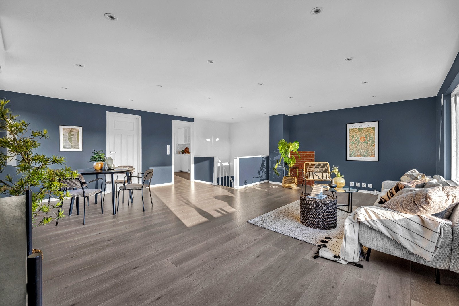 Dagslyset suppleres ypperlig av downlights i store deler av himlingen. Galleribilde