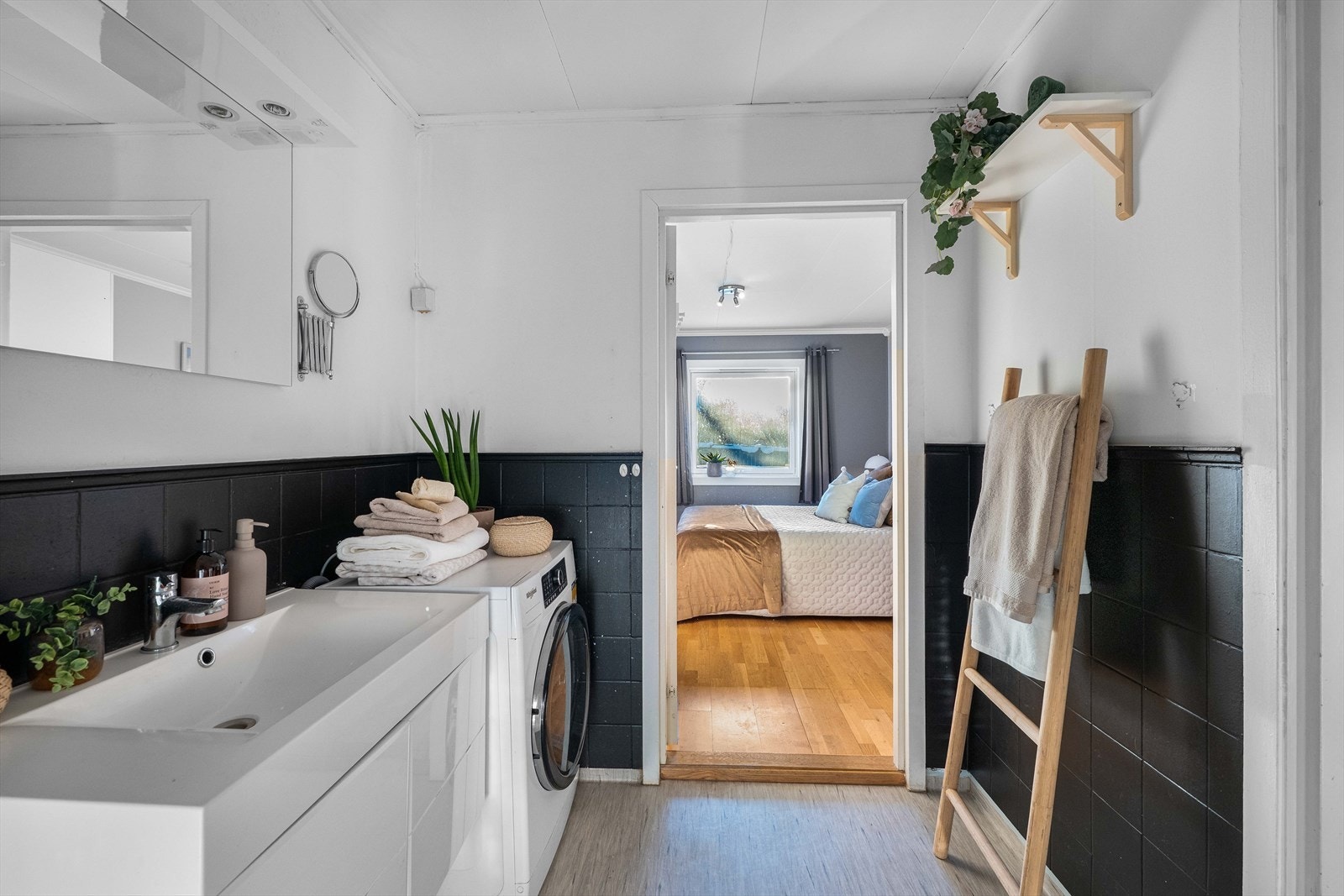 Det er direkte adkomst fra badet og inn til soverommet Galleribilde