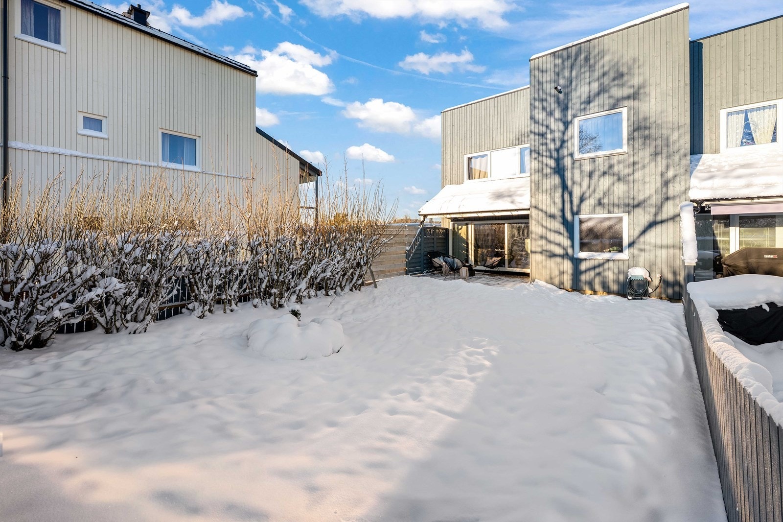 Endeleilighet beliggende i rolige omgivelser i blindvei. Her har man gode sol- og lysforhold, samtidig som det er kort vei til det meste man trenger i hverdagen. Galleribilde