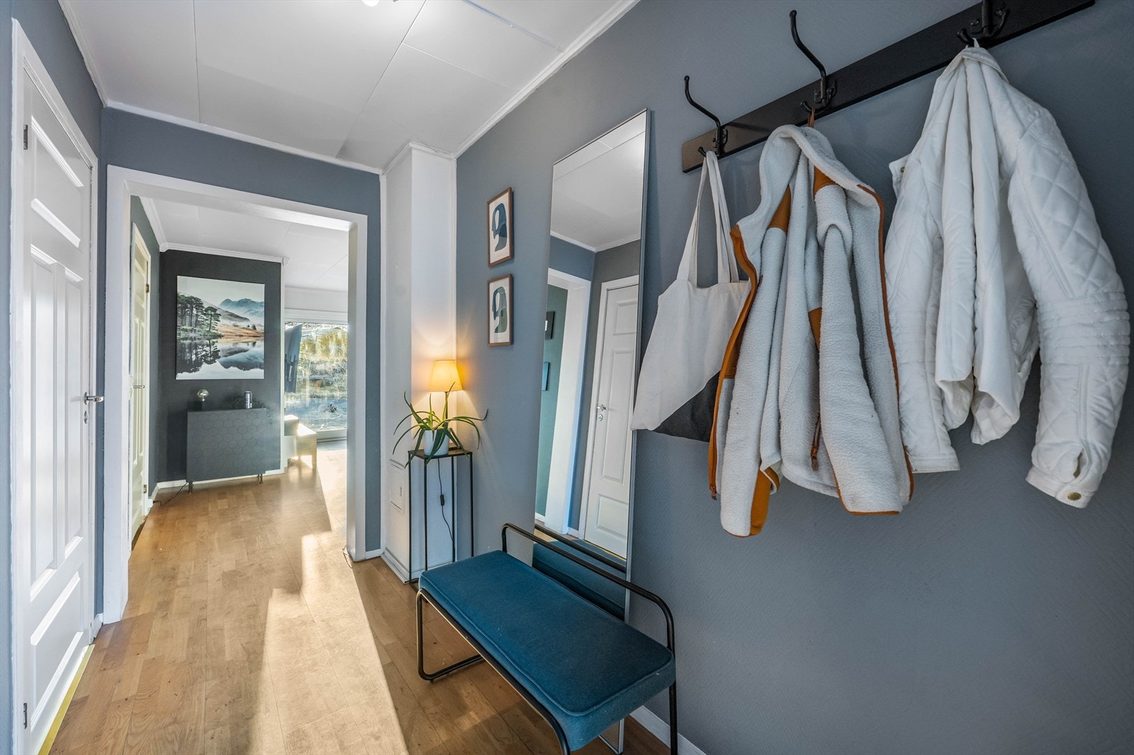 Her er det plass til å henge fra seg yttertøy og sko. Galleribilde