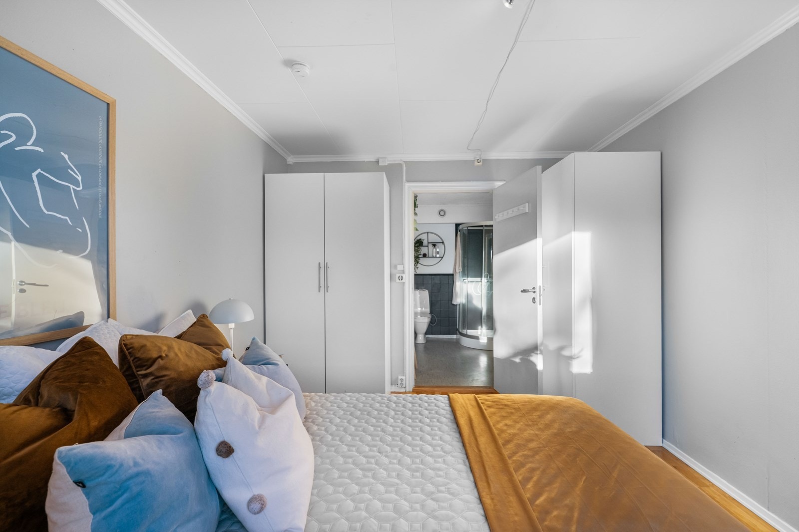 Soverommet er utstyrt med to garderobeskap. Galleribilde