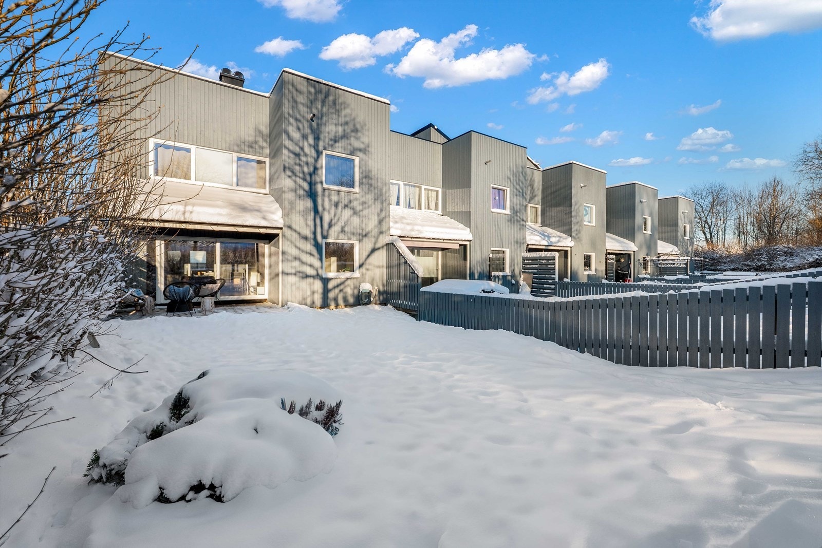 Leiligheten har tilbaketrukket beliggenhet på Holt Vestvollen med kort vei til det man skulle trenge i hverdagen. Galleribilde