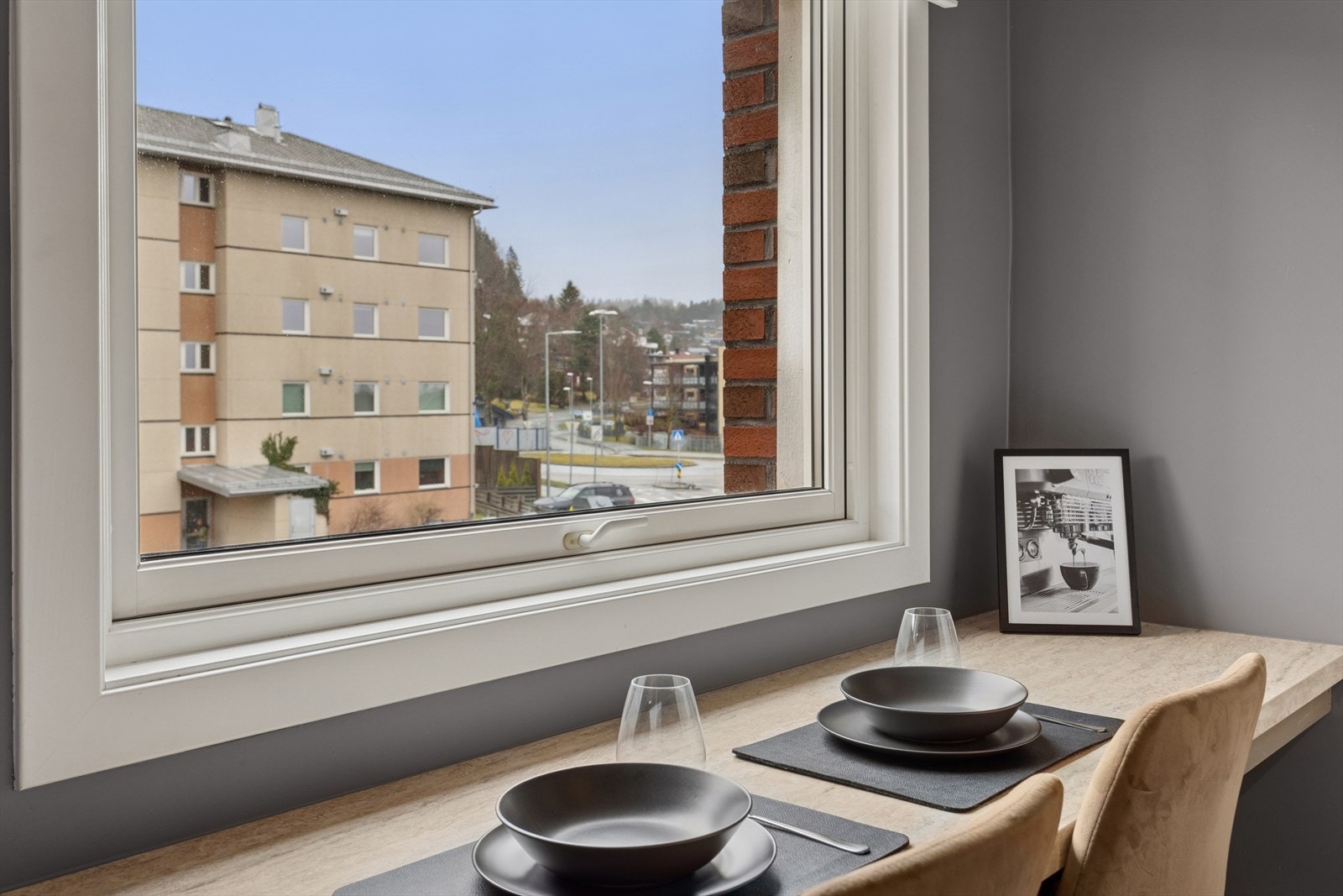 Tilpasset spisesone finner sin naturlige plassering ved kjøkkenet. Galleribilde