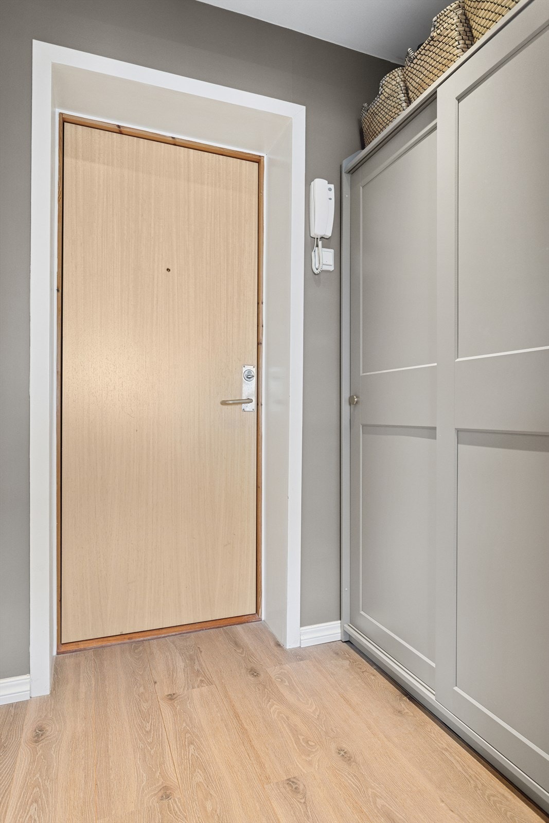 Romslig entré med god plass til ulike garderobeløsninger. Garderobe medfølger handelen. Galleribilde