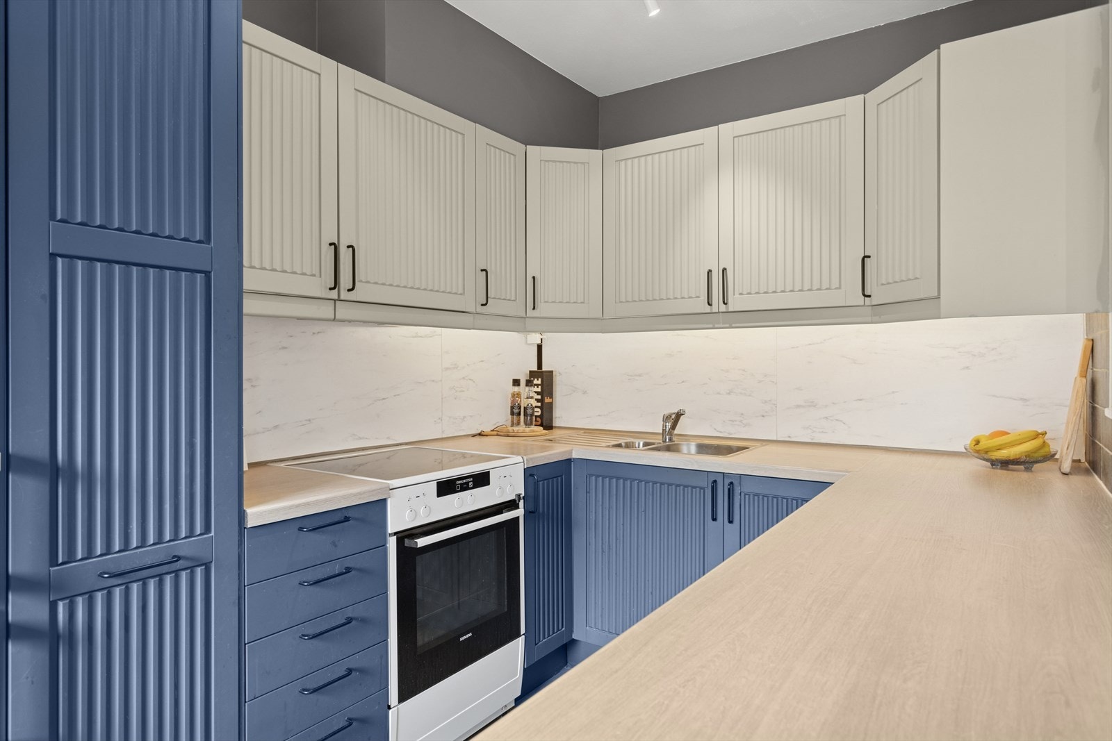 Pent og praktisk kjøkken (oppgradert 2020) med god skap- og benkeplass. Galleribilde