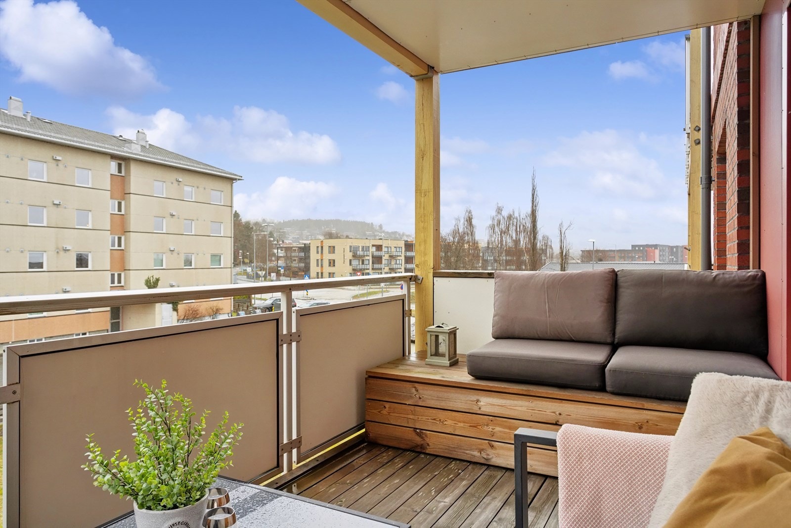 Her kan du nyte de beste soltimene til ca. kl 20 i lune omgivelser. Her har du god plass til utemøblement du selv ønsker. Galleribilde