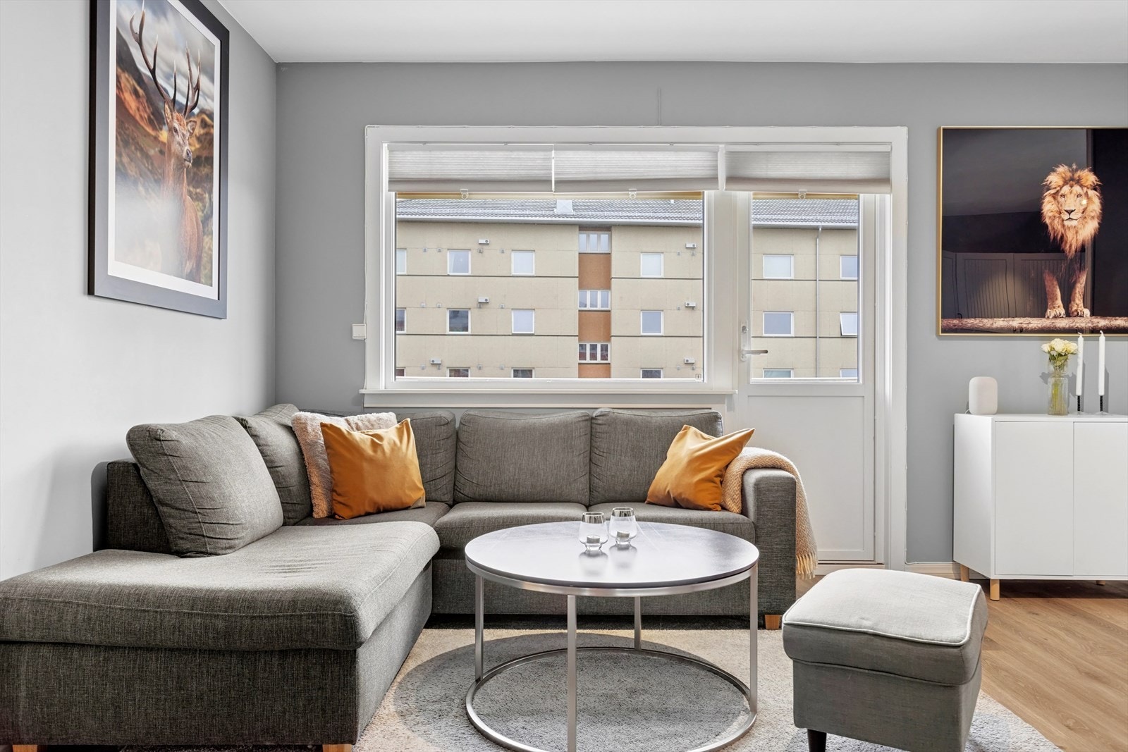 Leiligheten befinner seg i byggets 3.etasje og planløsningen oppleves som praktisk og godt utnyttet. Galleribilde