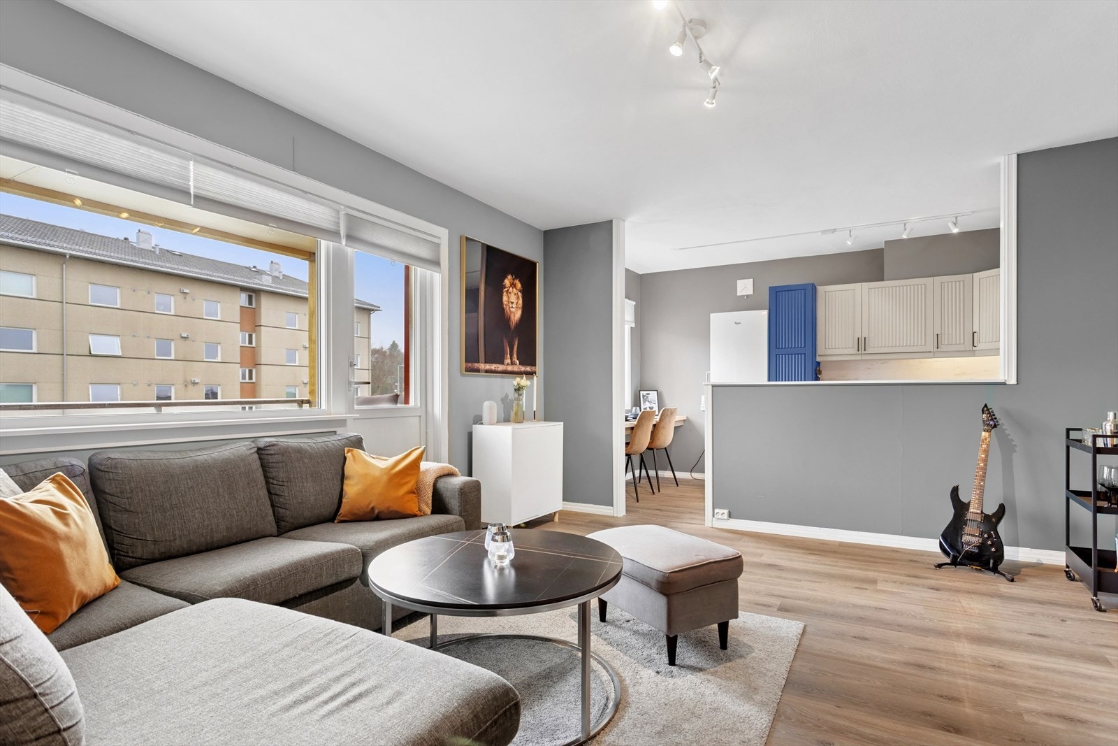 I leiligheten er det gjort flere oppgraderinger de senere år med bl.a. utsøkte fargevalg og moderne løsninger. Galleribilde