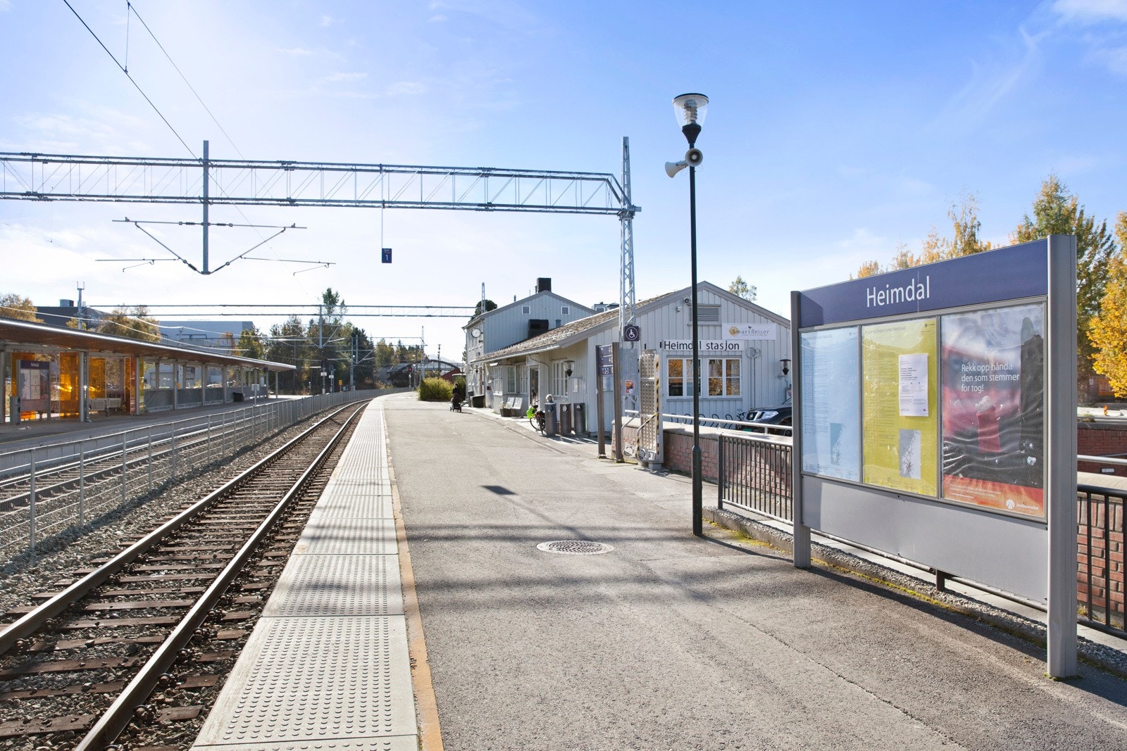 Nærmeste bussholderplass er Østre lund hvor både metrobuss nr. 1 og 2 tar deg direkte til Trondheim sentrum. Fra Heimdal Stasjon er det hyppige avganger både nordover og sørover. Galleribilde