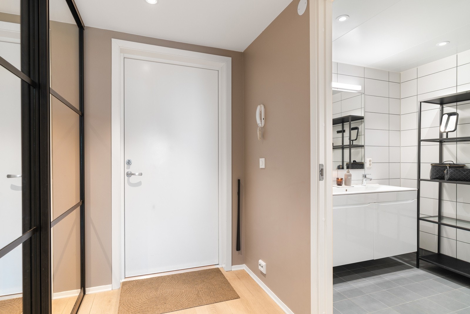 Velkommen inn! Etter å ha parkert bilen i parkeringskjelleren og tatt heisen opp til første etasje, kommer man inn til en romslig og lys gang. Galleribilde