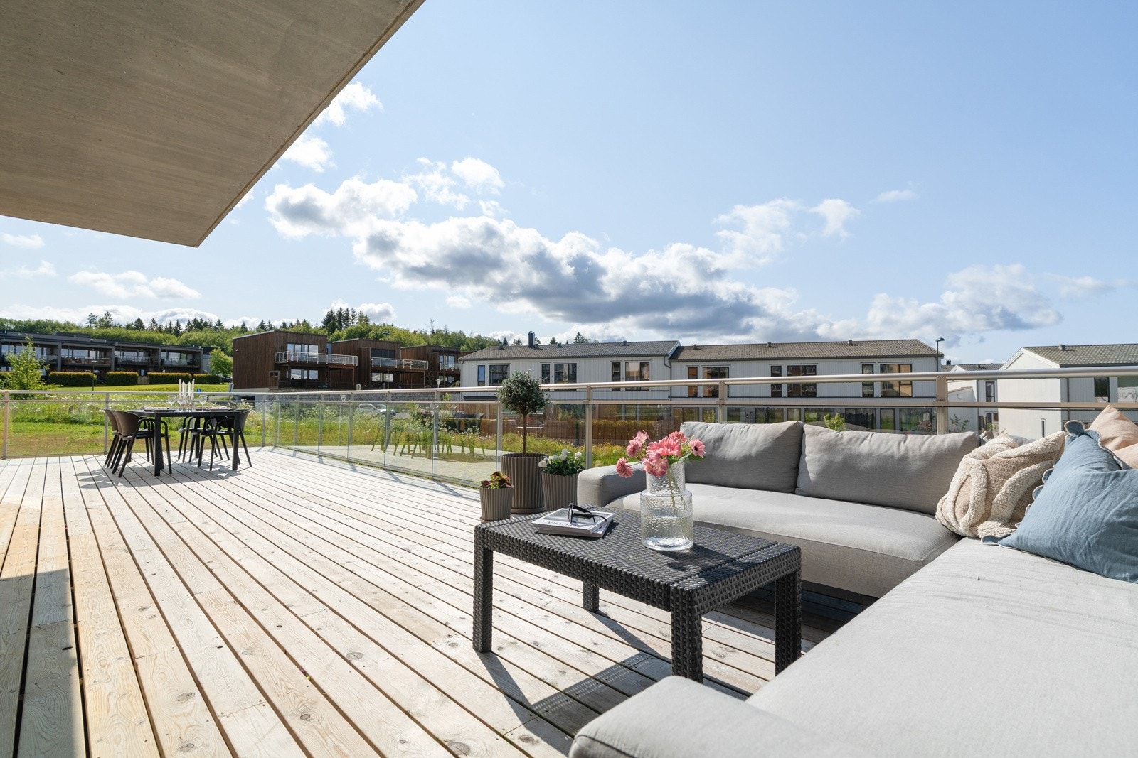 Her kan en nyte solen fra den står opp om morgenen til den går videre bak bygningen rundt kl 20.00 på sommeren. Galleribilde