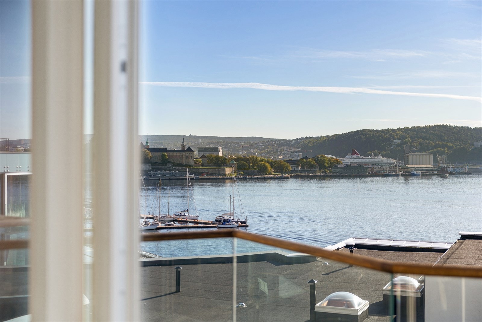 Direkte utgang til balkongen gir ekstra bokvalitet og forlenger stuen utendørs i sommerhalvåret. Galleribilde