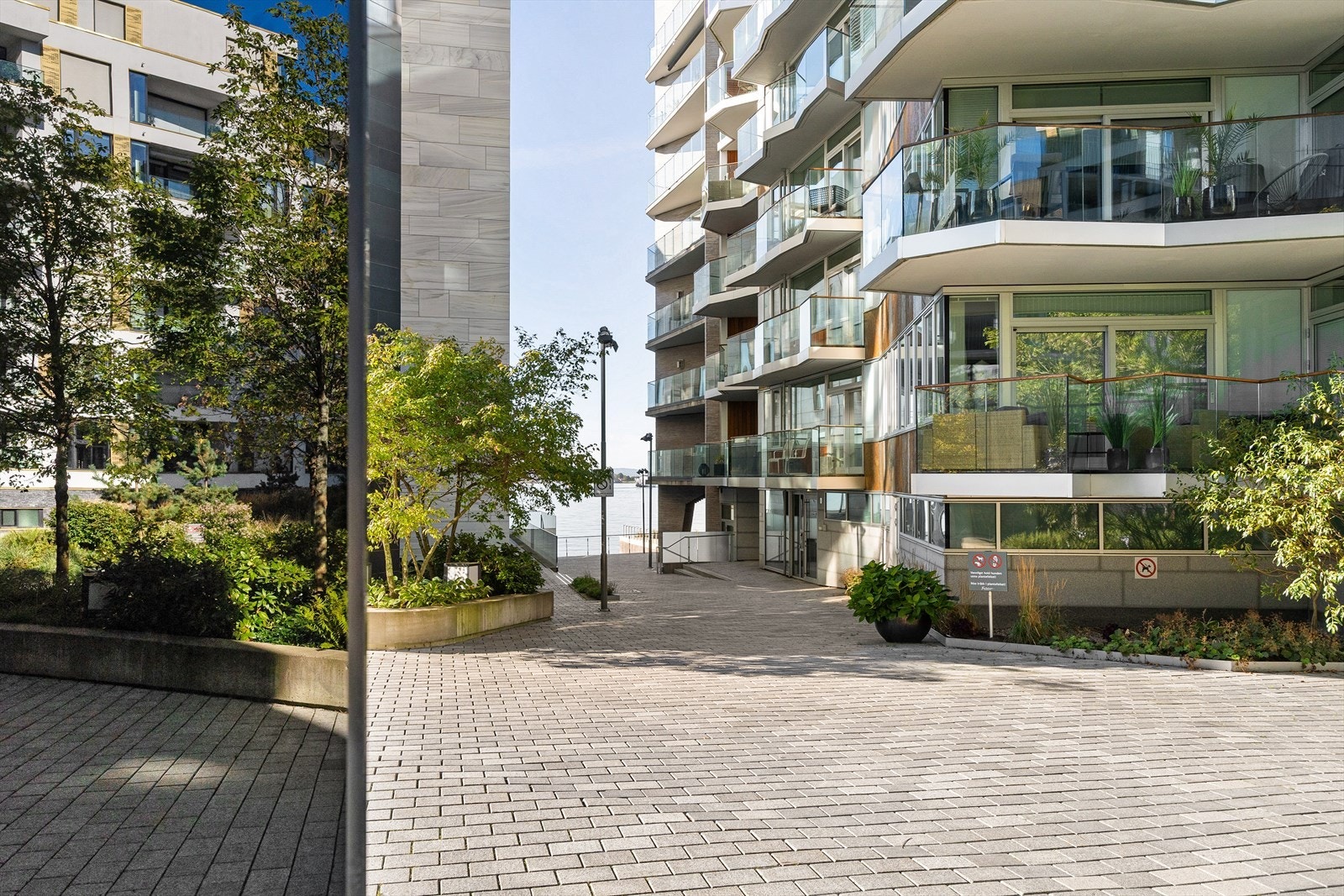 Tjuvholmen kombinerer nærhet til sjøen med alt det beste Oslo sentrum har å by på. Her bor du eksklusivt, urbant og sentralt - med det meste innenfor gangavstand. Galleribilde