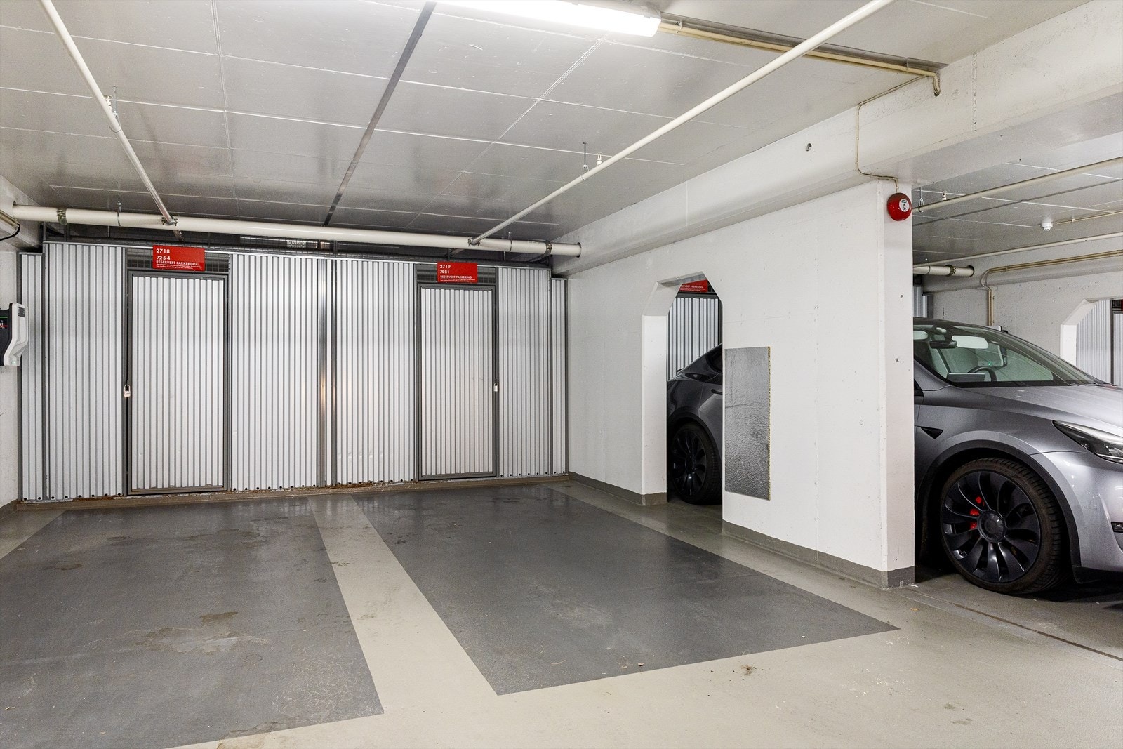 Det medfølger en garasjeplass i lukket og oppvarmet garasjeanlegg i P4. Leiligheten disponerer også en bod rett ved parkeringsplassen på ca. 5 m². Galleribilde