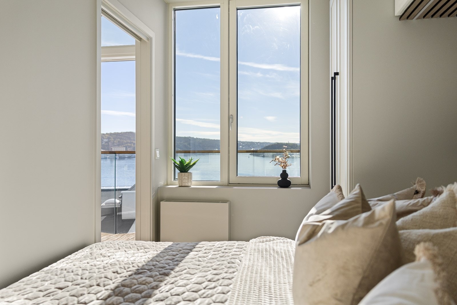 Fra vinduet på soverommet åpner det seg en spektakulær utsikt over Oslofjorden. Galleribilde
