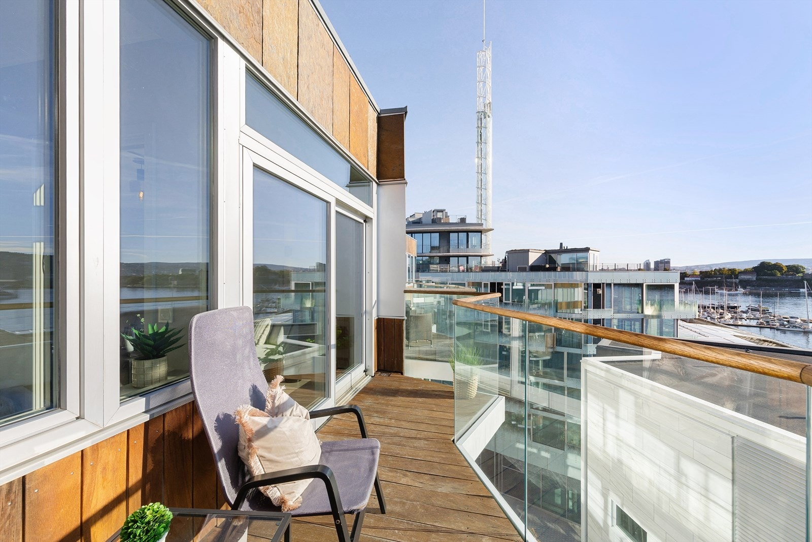 Nyt morgenkaffen med sol og havutsikt fra denne sydøstvendte balkongen. Galleribilde