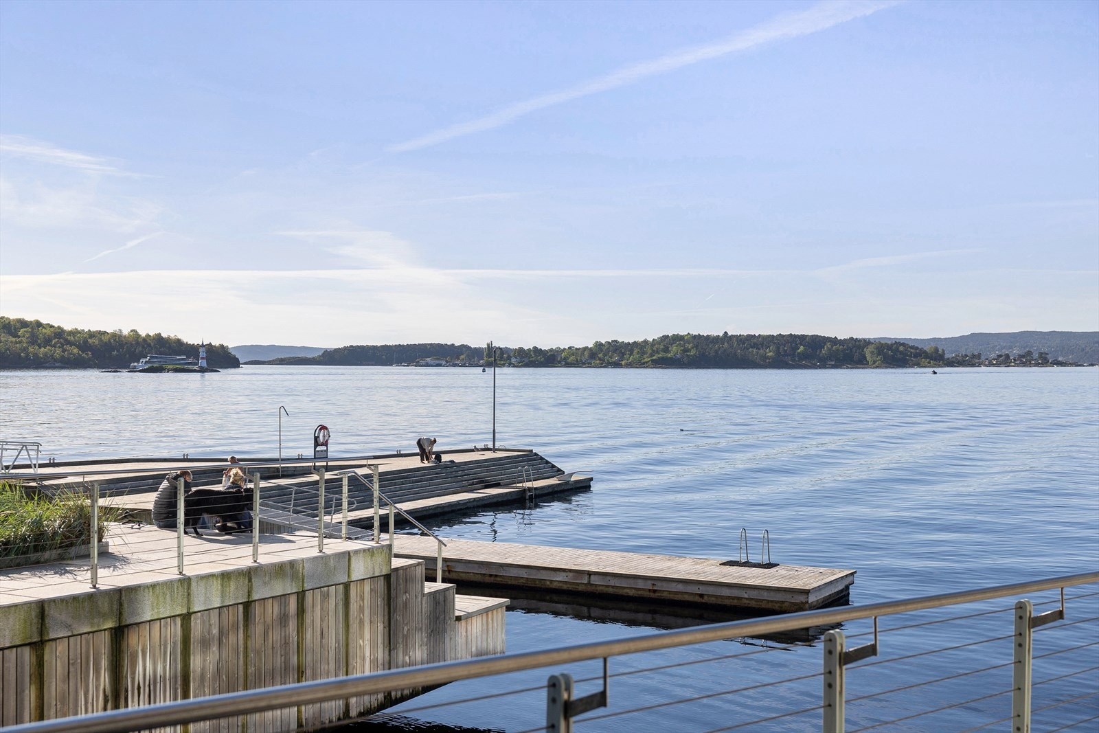 Med kun 50 meter til badebrygge og 100 meter til badestrand er sommeren nærmere enn noen gang. Galleribilde