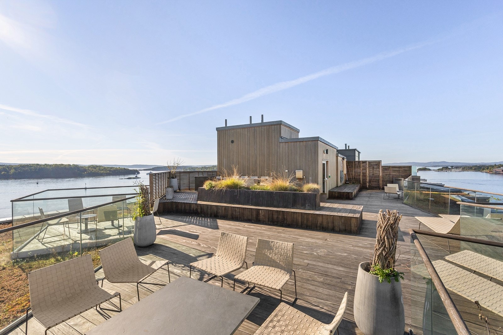 Sameiets takterrasse byr på solrike timer og vakker utsikt mot fjorden, eksklusivt for beboerne. Galleribilde