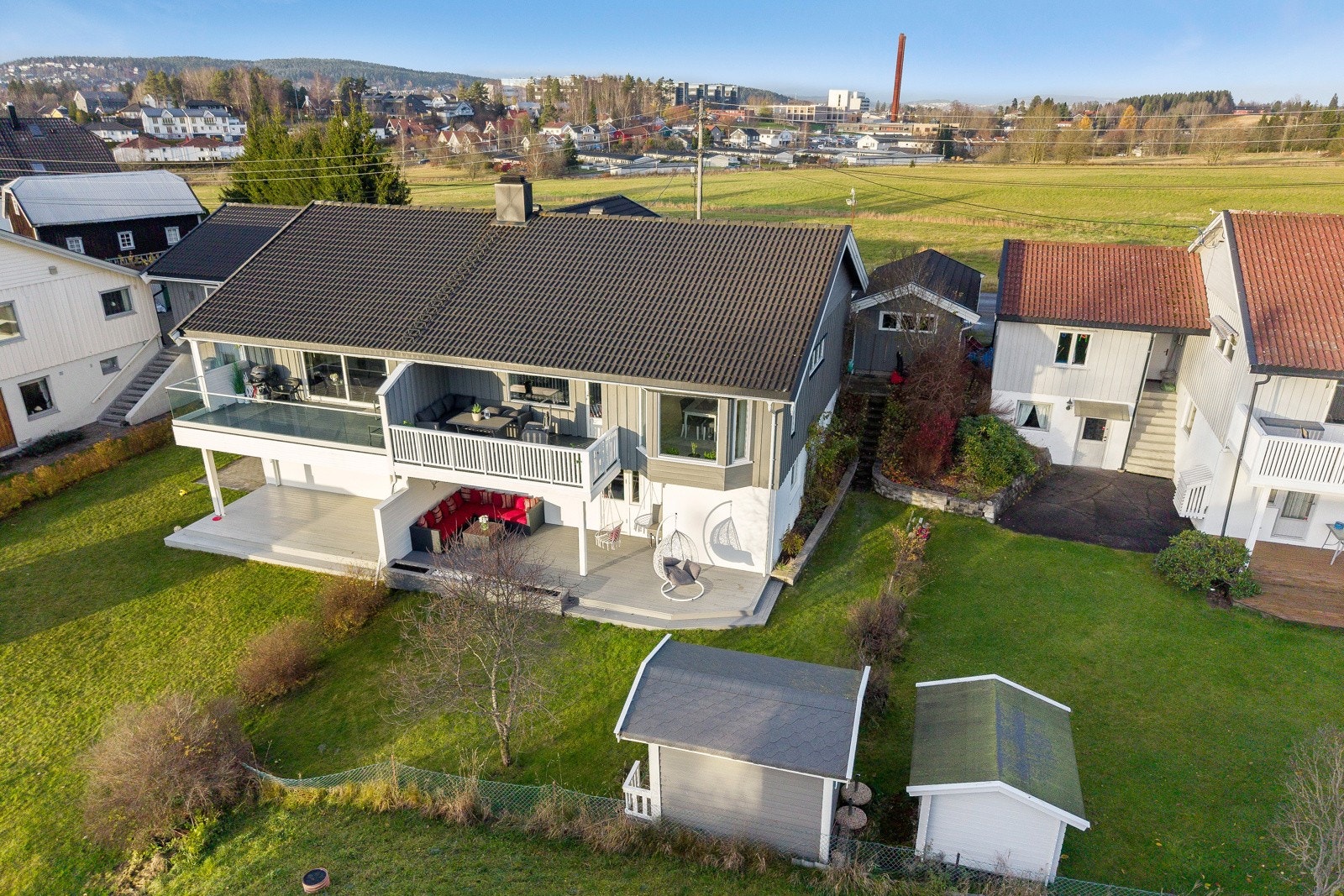 Solrikt beliggende med fine uteplasser rundt huset. Galleribilde