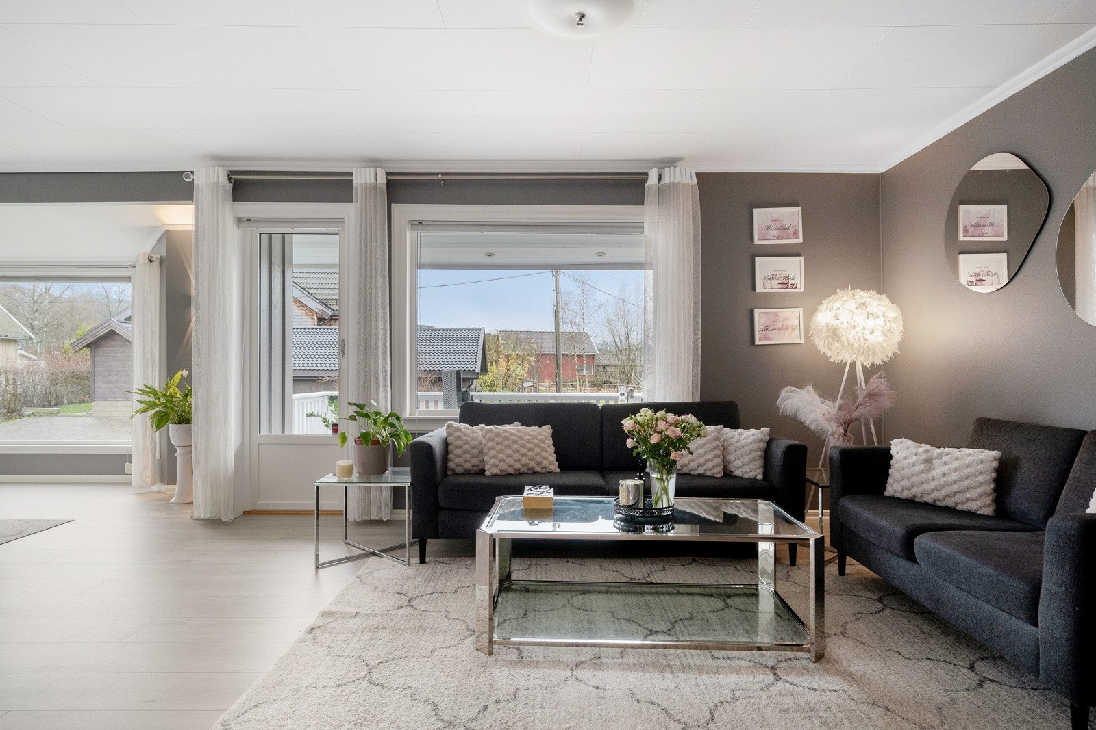 De store vinduene sørger for mye dagslys. Ingen innsyn. Galleribilde