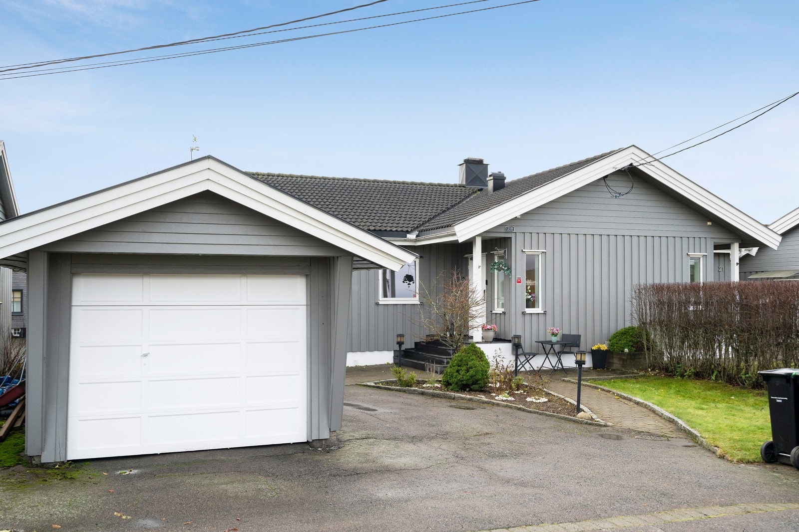 Elbil-lader er montert i garasjen. Galleribilde