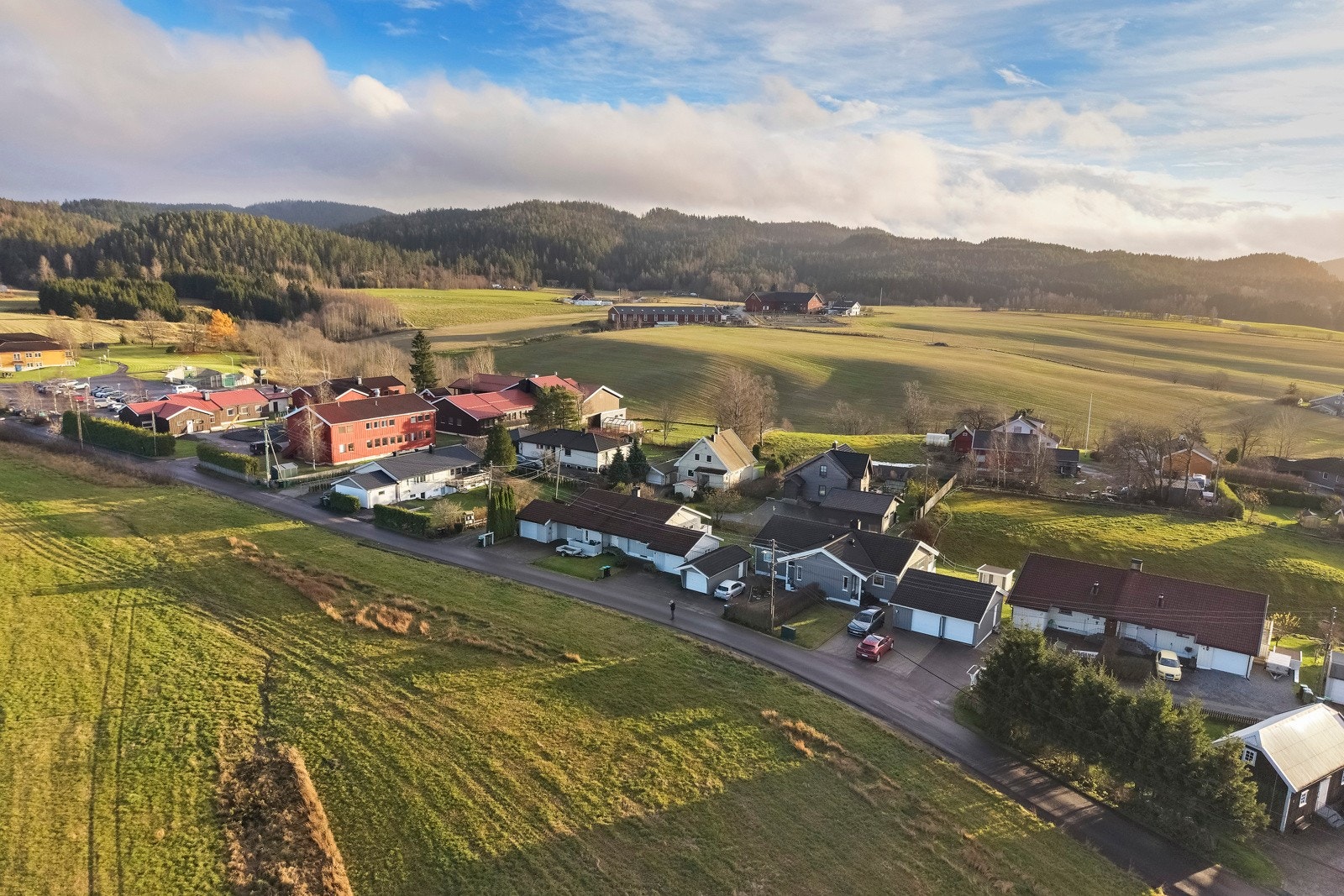 Området ligger ved Østby gård, nær A-hus, marka og Skihytta. Her har du store landbruksarealer og Østmarka som nær nabo. Galleribilde