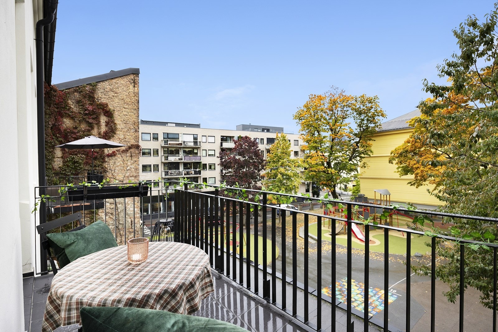 Lys og gjennomgående 2-roms med meget sentral og populær beliggenhet i et veletablert boligområde på Fredensborg. Galleribilde