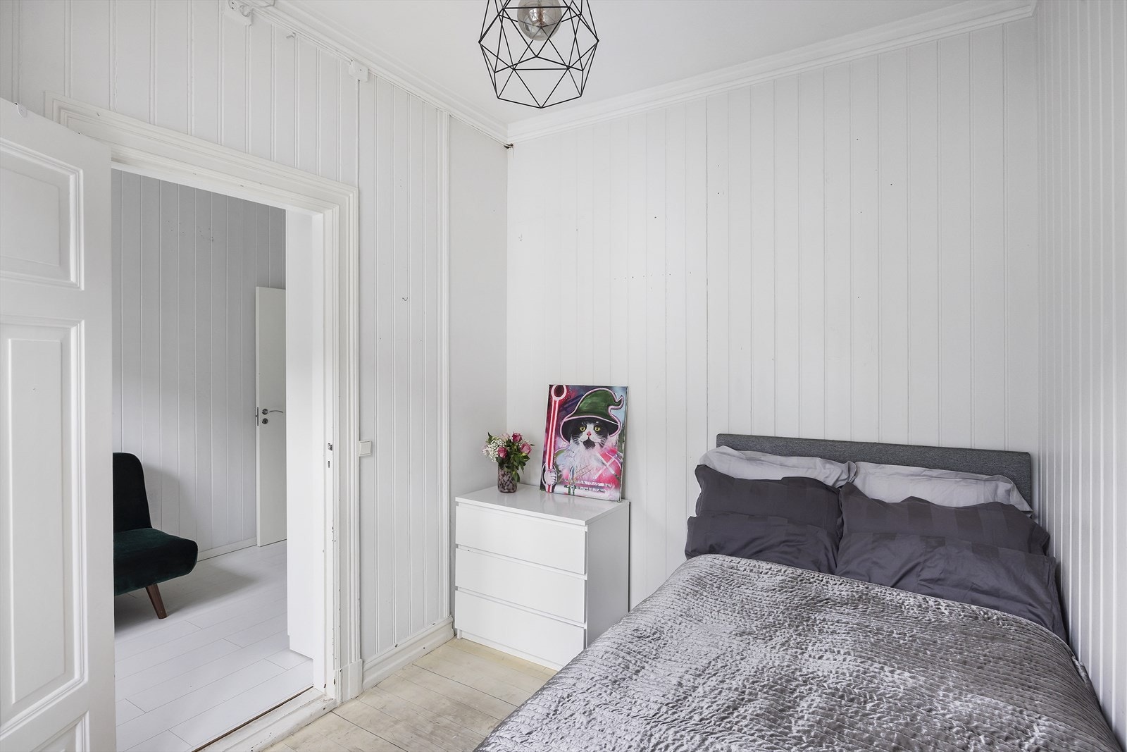 Soverommet er av god størrelse med god plass til dobbeltseng og tilhørende soveromsmøblement. Galleribilde