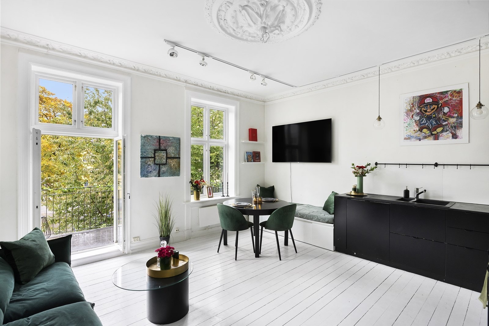 Stuen er av god størrelse med god plass til både en sittegruppe og spisegruppe. Perfekt for sosiale sammenkomster! Galleribilde