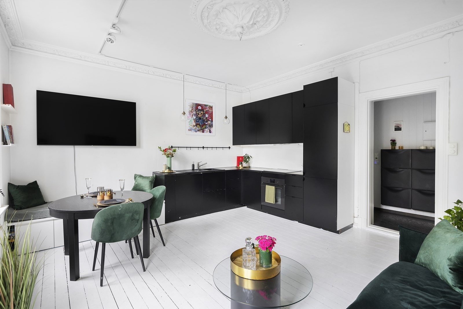 IKEA kjøkkeninnredning med glatte fronter fra 2016. Laminat benkeplate med nedfelt kum i kompositt. Galleribilde