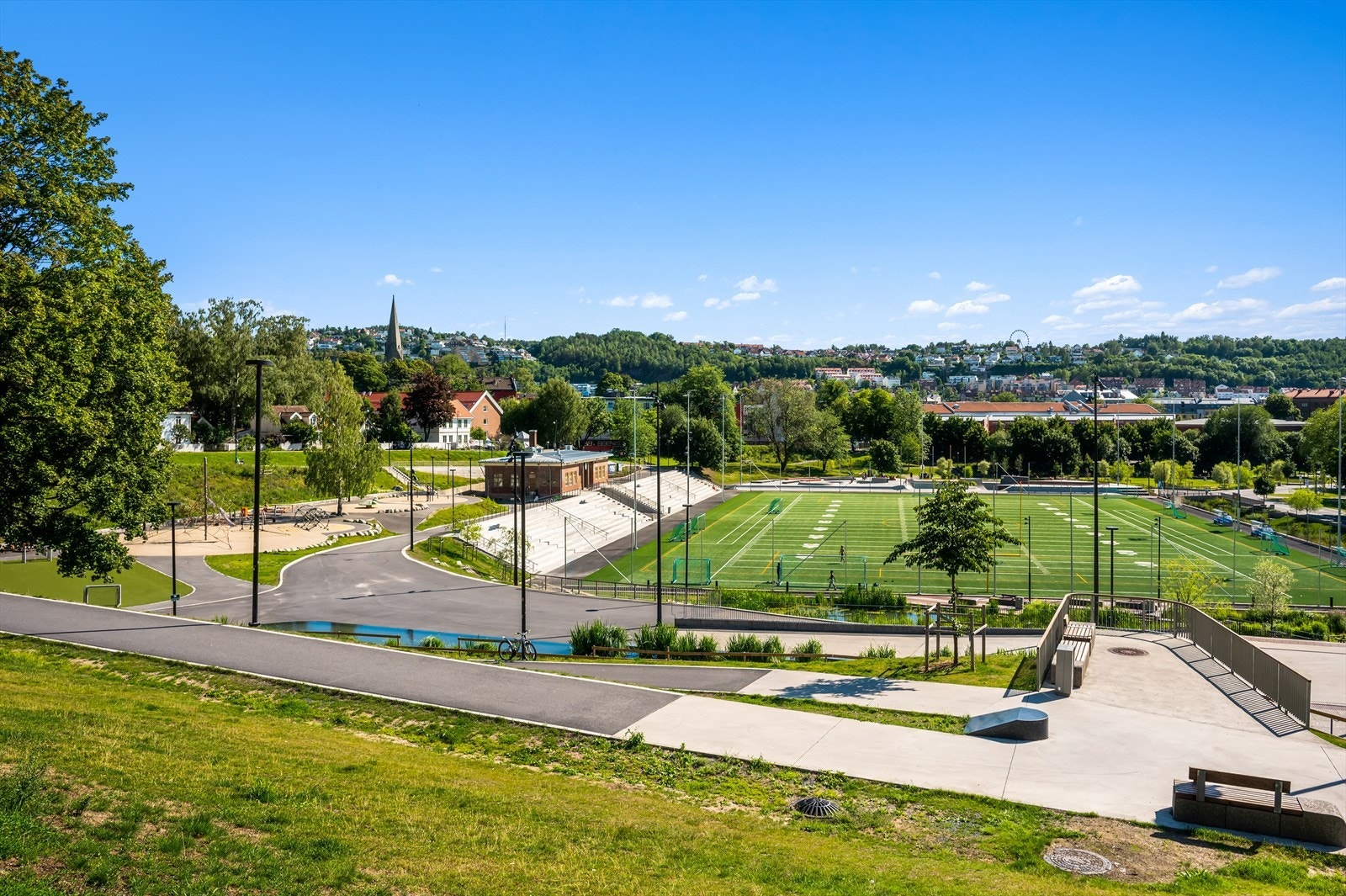 Jordal Amfi befinner seg en kort spasertur unna boligen og ble ferdigstilt 2020. Det ble også bygget ny skatepark og kunstgressbane. Galleribilde