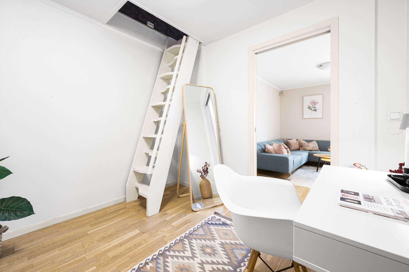 Tilgang til hems via trapp. Galleribilde