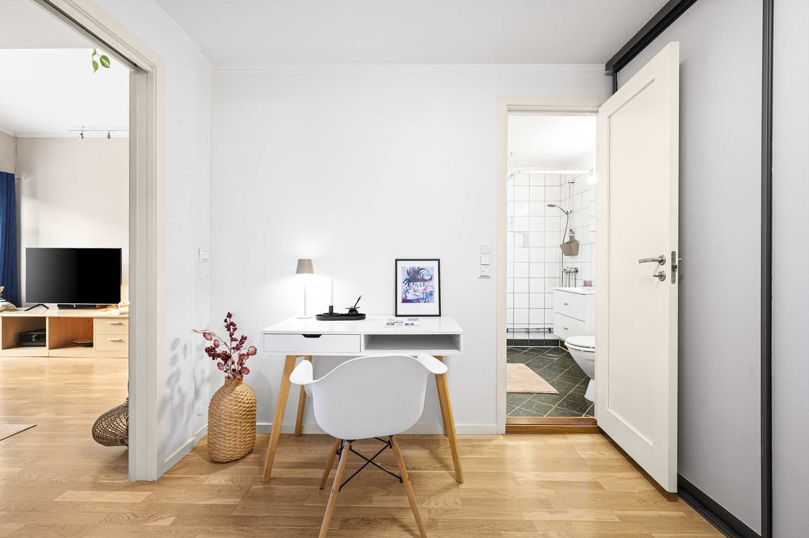 Fra dette rommet har man direkte adgang til leilighetens bad. Galleribilde