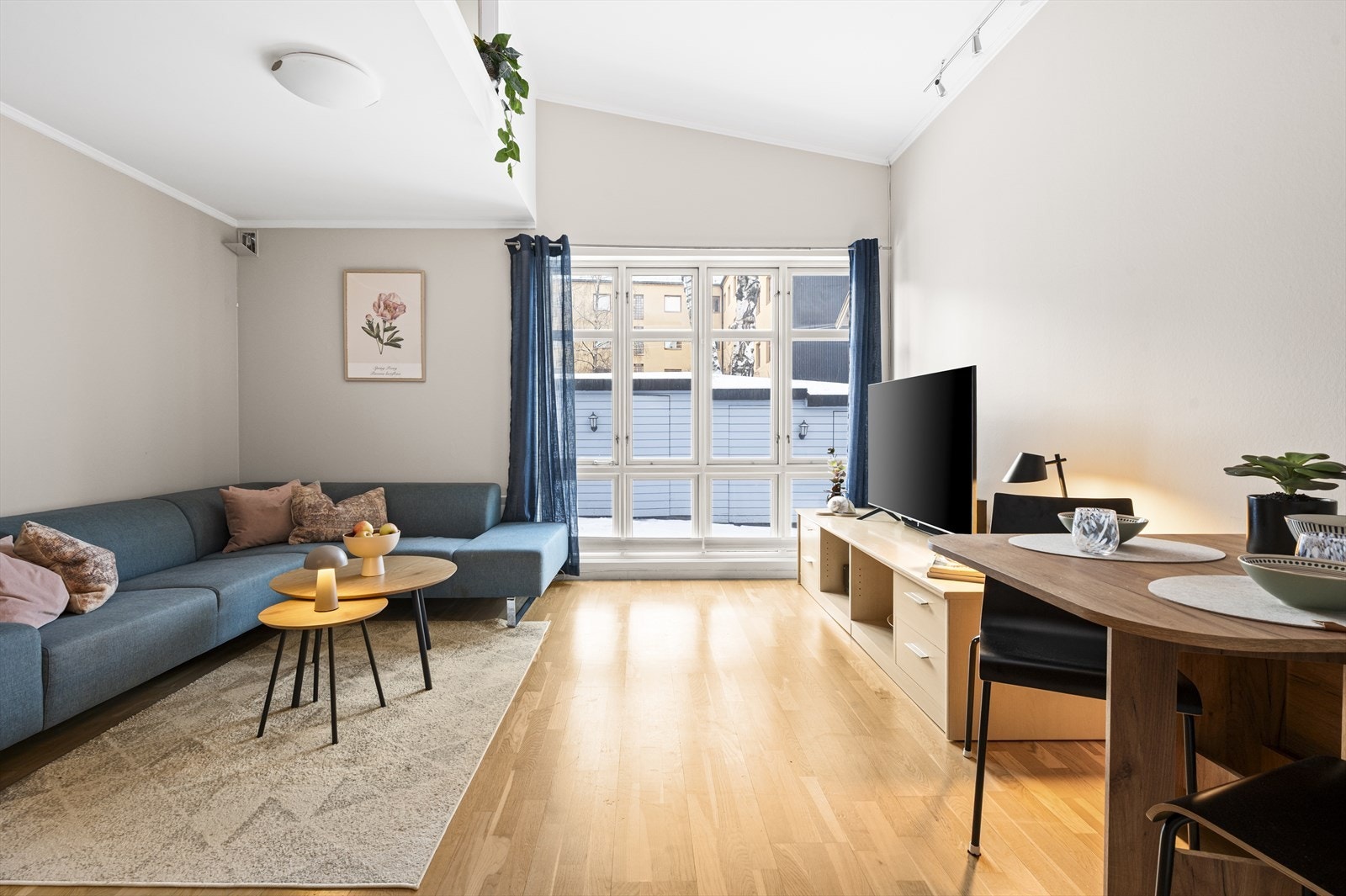 Lys stue med store vindusflater. Galleribilde